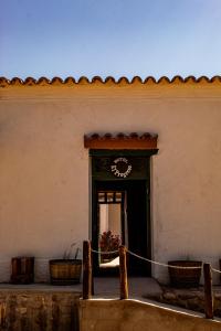 莫利诺斯El Progreso Molinos的通往建筑物的门道,上面有时钟