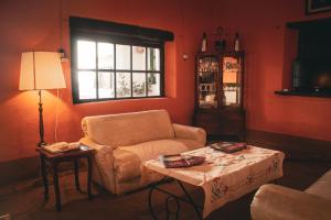 莫利诺斯El Progreso Molinos的客厅配有沙发和桌子