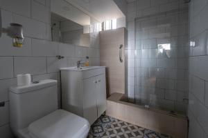皮奇勒姆LÖF Hostal的白色的浴室设有卫生间和水槽。