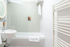 莱斯特NEW Large luxurious 2 bed city penthouse + parking的浴室配有盥洗盆、卫生间和浴缸。
