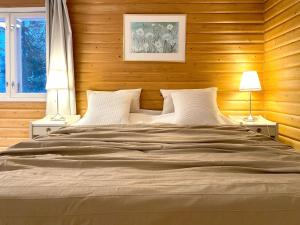 SalparHouses by The Sea的一间卧室配有一张带木墙的大床