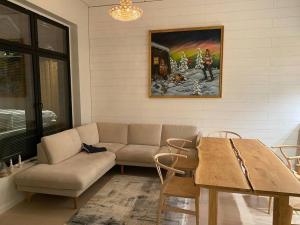 锡尔卡Luxury Ski-in&Out &Private Jacuzzi (Levi Diamonds)的客厅配有沙发和桌子