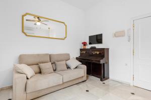 马拉加Pineapple Trinidad Grund Centro的带沙发和镜子的客厅