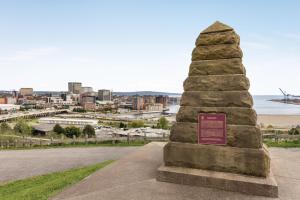 圣约翰Crowne Plaza Saint John Harbour View, an IHG Hotel的一座享有城市美景的纪念碑