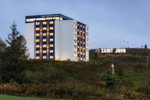 圣约翰Crowne Plaza Saint John Harbour View, an IHG Hotel的前面有标志的高楼