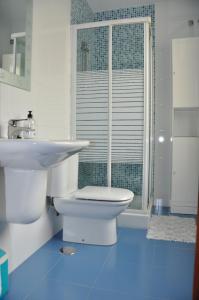 米拉多罗Alojamiento Santa Maria III的白色的浴室设有卫生间和水槽。