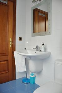 米拉多罗Alojamiento Santa Maria III的白色的浴室设有水槽和镜子