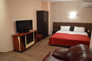索非亚邦邦酒店的配有一张床和一台平面电视的酒店客房