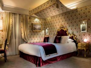 威尼斯Hotel Papadopoli Venezia - MGallery Collection的一间卧室配有一张带花卉壁纸的大床
