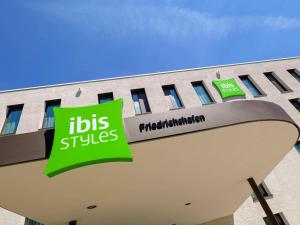 腓特烈港ibis Styles Friedrichshafen的医院大楼的一侧有辅助标志