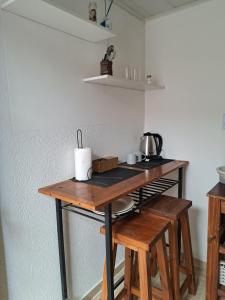 纳瓦罗Hostal El soleado的厨房配有木桌和2张凳子