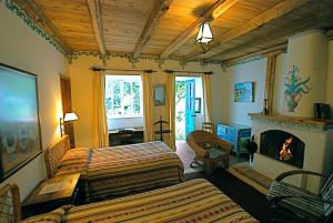 奥塔瓦洛库辛庄园酒店的一间卧室设有两张床和一个壁炉