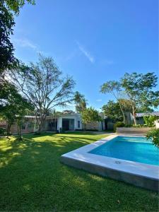 圣贝纳迪诺La Escondida Samber的庭院中带游泳池的房子