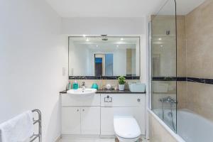 伦敦2&3 Bedrooms near EXCEL London - Modern Spacious Apartment For Larger Groups的浴室配有卫生间、盥洗盆和淋浴。