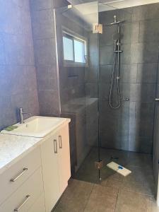 科罗瓦科罗瓦宾德瑞假日公园汽车旅馆的带淋浴和盥洗盆的浴室