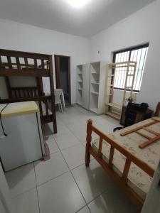 桑托斯Residência RCA13的一间客房内配有两张双层床的房间