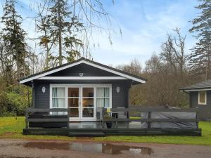 巴洛赫Leven Lodge 1 - Uk46042的一间灰色的小房子,设有门廊和窗户