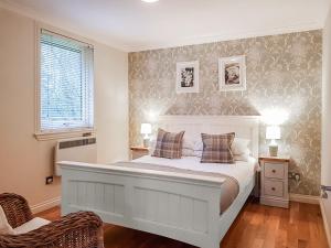 巴洛赫Leven Lodge 3 - Uk46045的卧室配有一张带两个枕头的大白色床