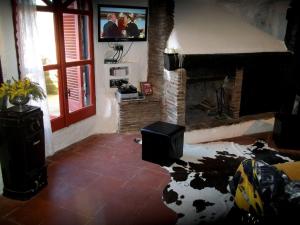 卡尔卡塔Casa Sulla Rupe的客厅设有壁炉和电视。