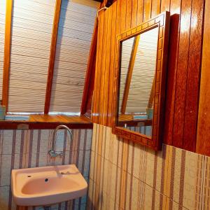 SelayarSunari Beach Resort 2的一间带水槽和镜子的浴室