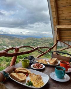 GiganteLos Nevados Ecolodge的山顶上带食物盘的桌子