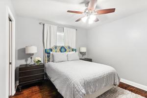 新奥尔良Amazing 3bedroom townhome, in Historic Dryade City的一间卧室配有一张床和吊扇