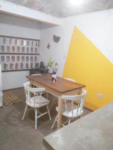 San RoqueCASITA PINTORESCA EN LAS SIERRAS Y LAGO的一间带木桌和两把椅子的用餐室