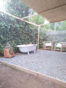 San RoqueCASITA PINTORESCA EN LAS SIERRAS Y LAGO的庭院凉亭下的浴缸