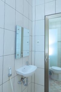 Luengbatagrand koetaradja permai hotel的白色的浴室设有水槽和卫生间。