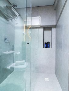 若昂佩索阿Place2You Hotel by Welkom的带淋浴的浴室和玻璃门
