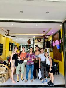 会安PHỐ CHỢ ĐÊM Villa - Near Hoi An Old Town 200m的一群人在商店里摆一张照片