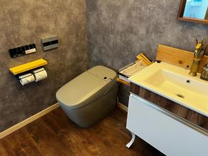 Setoウッドデザインパーク瀬戸的一间带卫生间和水槽的浴室