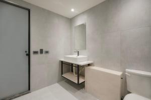 台南Hope Hotel Tainan的白色的浴室设有水槽和卫生间。