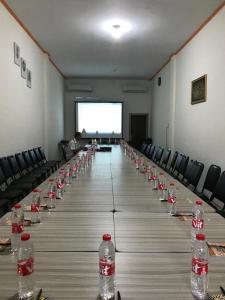 Luengbatagrand koetaradja permai hotel的一张长桌,上面装有瓶装水