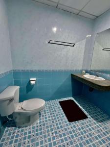 芭东海滩Riviera Patong的蓝色的浴室设有卫生间和水槽