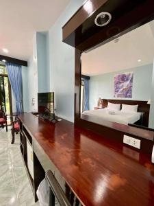 芭东海滩Riviera Patong的卧室内的大镜子,配有床