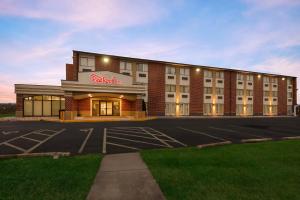 马丁斯堡Red Roof Inn Martinsburg的前面有一个停车位的酒店