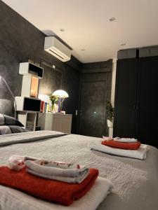 维也纳City-Penthouse mit 4 Terassen und Whirlpool的卧室配有2条毛巾。