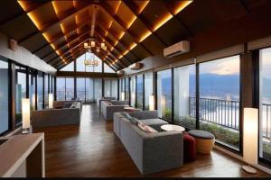 清迈Escent condo Chiangmai F17的带沙发和窗户的大型客厅