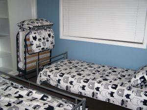 帽头镇Briney Mia at Hat Head的卧室设有两张单人床和窗户。