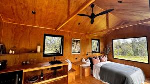 OmeoOmeo Holiday Park的卧室配有一张床、一张书桌和窗户。