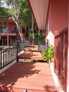 苏梅岛PawPaw Resort的大楼内带长椅的木人行道