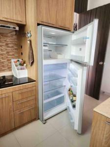 坤西育府Home in Royal Hills Nakhon Nayok的厨房里设有冰箱,门开