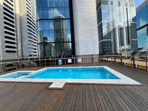 悉尼Location Location Executive Apartment的建筑物屋顶上的游泳池