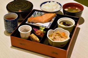 旭川旭川太阳酒店的包括寿司和其他食品及饮料的午餐盒