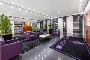 悉尼雷吉斯公园礼宾公寓的大堂配有紫色椅子和地毯
