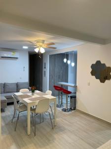 里考尔特Apartamento Girardot Peñalisa con Piscina的用餐室以及带桌椅的起居室。