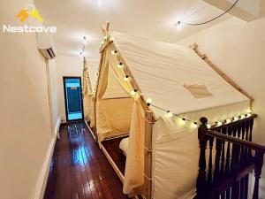 马六甲SOINN Jonker Guesthouse By Nestcove的一间有帐篷的房间,上面有灯