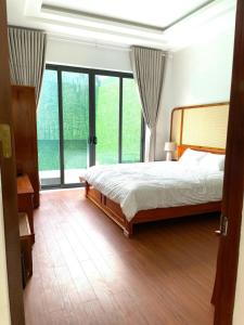 Bắc QuangCao Son Hotel的一间卧室设有一张床和一个大窗户
