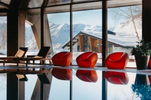 古多里古柯里马可波罗酒店的山景客房 - 带红色椅子